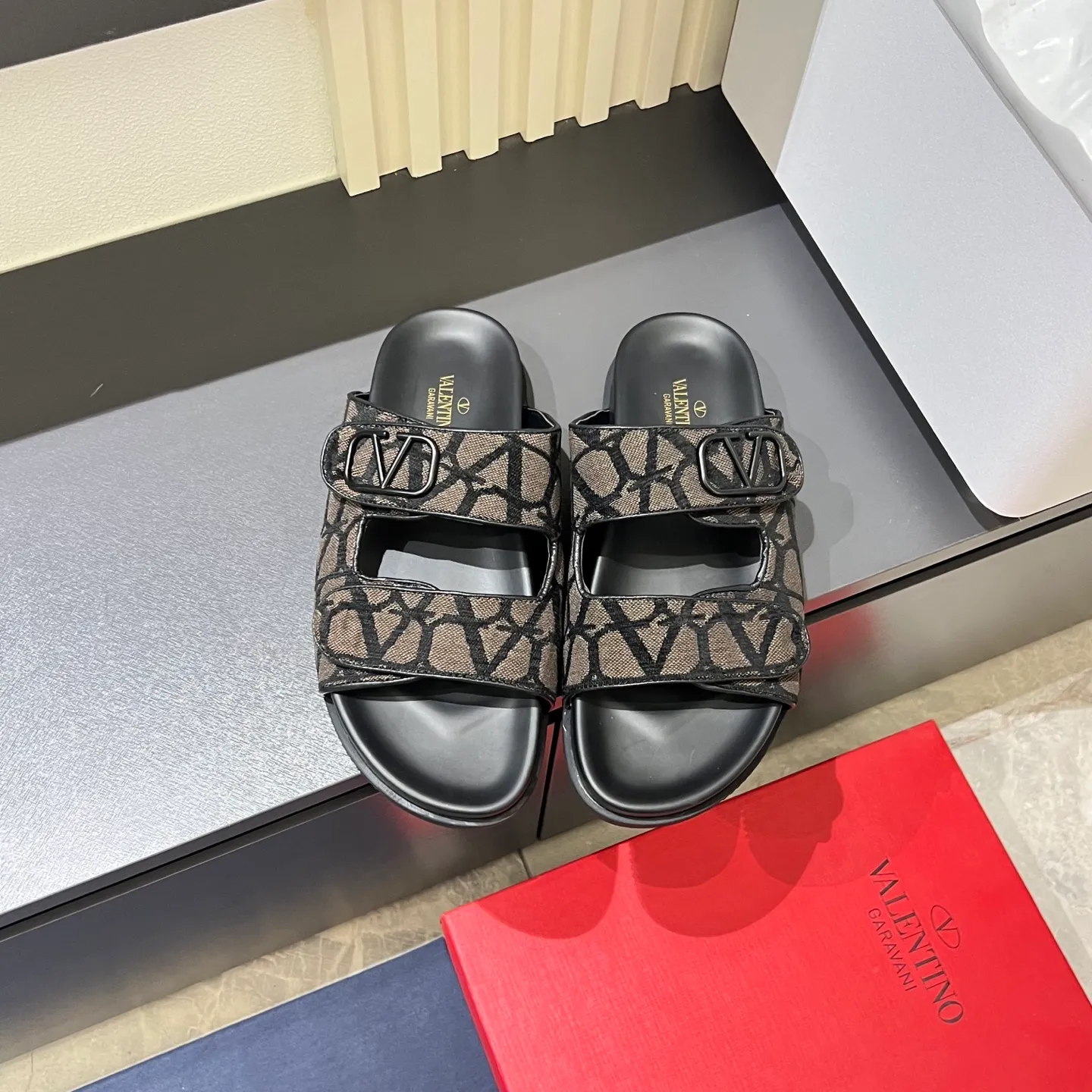 p300《VALENTINO》Warren Men🧍‍♂️Spring and Summer New Style. Cowhide logo flat slippers, elegant sandals, the same style worn by celebrities, original molding, imported calfskin. Rubber outsole. Soft and durable, full set of counter packaging, 38-44!
